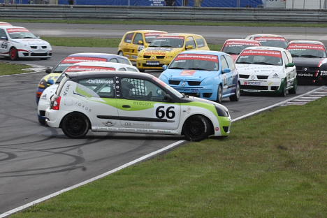 Claus er virkelig heldig ikke at blive ramt af Petter Granlund, der reagere lynhurtigt og smutter bagom Claus' Clip racer uden at ramme den!
(Foto: Motorsporten.dk)